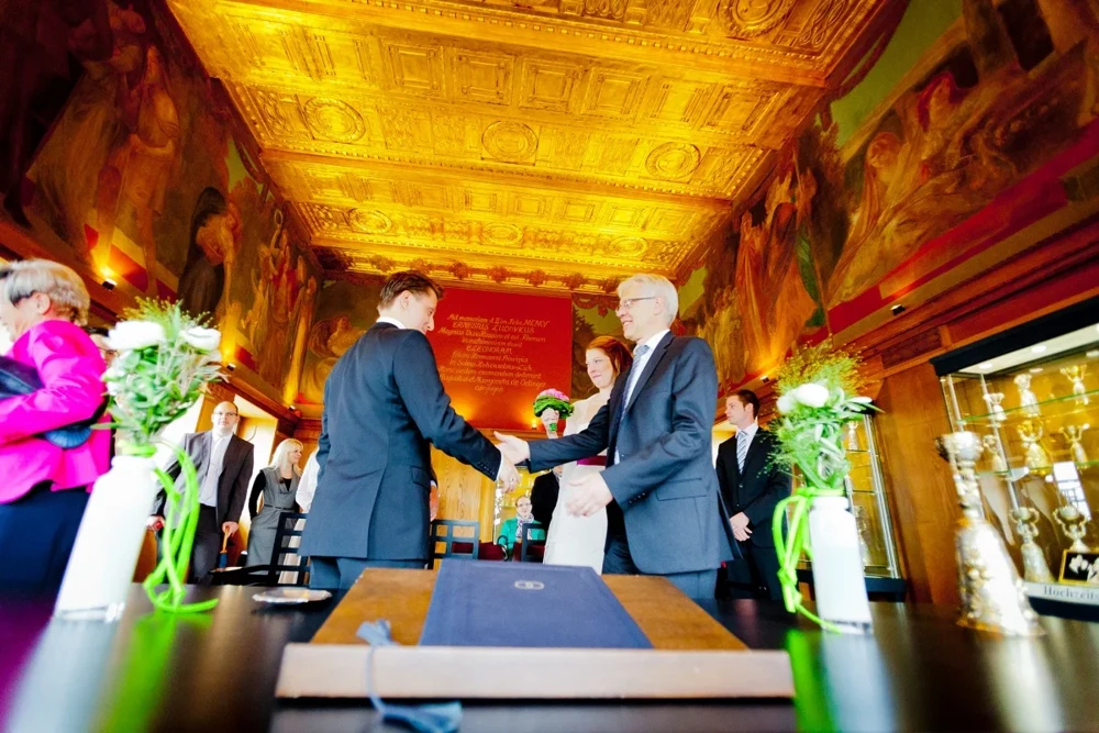 Brautpaar bei der standesamtlichen Trauung im Hochzeitsturm Darmstadt