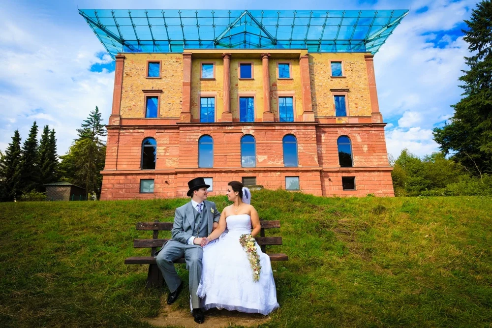 Brautpaar vor dem Jagdschloss Platte in Wiesbaden