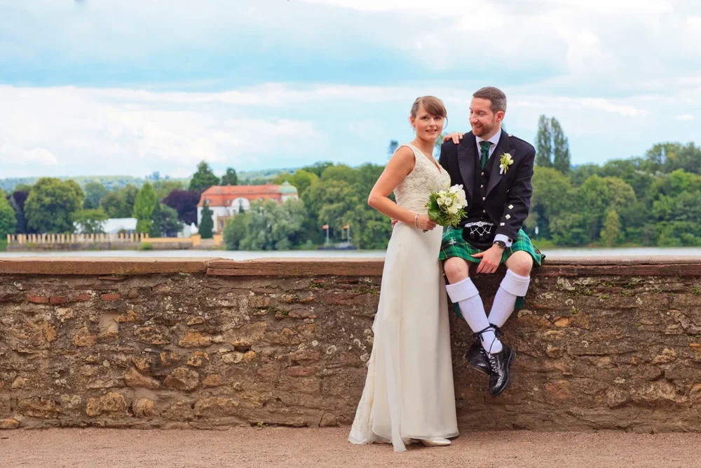 Brautpaar mit schottischem Hochzeitsoutfit an der Kurfürstlichen Burg Eltville