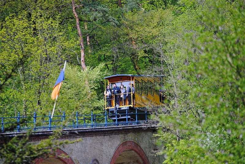 Nerobergbahn auf dem Viadukt in Wiesbaden