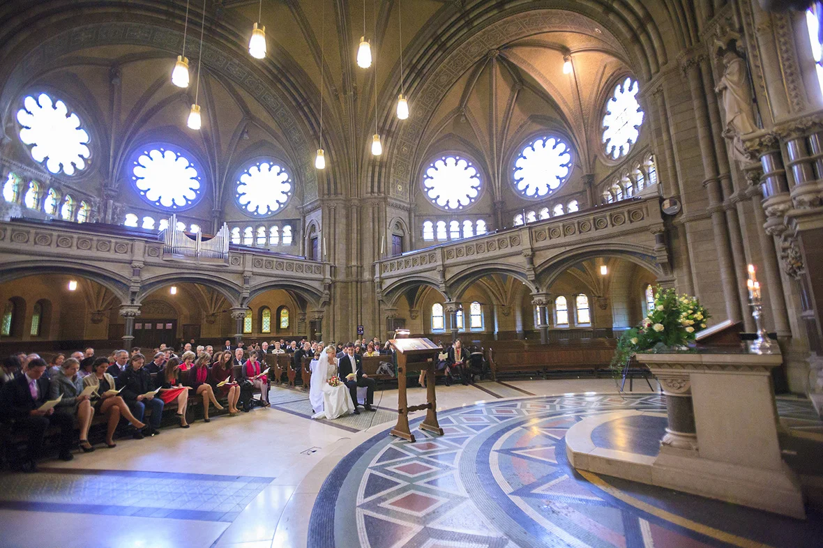 Kirchliche Trauung in der Ringkirche Wiesbaden mit Brautpaar und Gästen