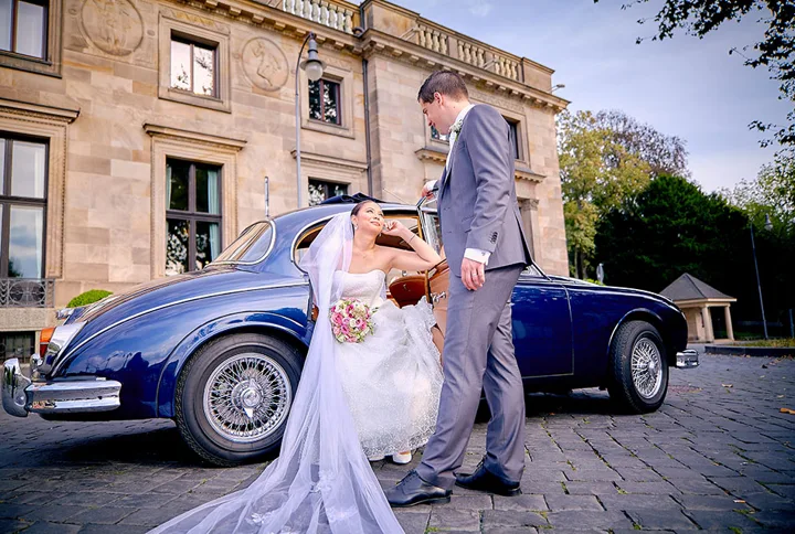 Brautpaar mit blauem Oldtimer vor dem Kurhaus in Wiesbaden